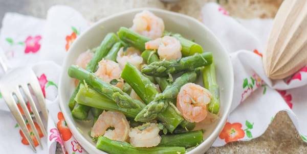 Insalata di gamberetti e asparagi, leggera